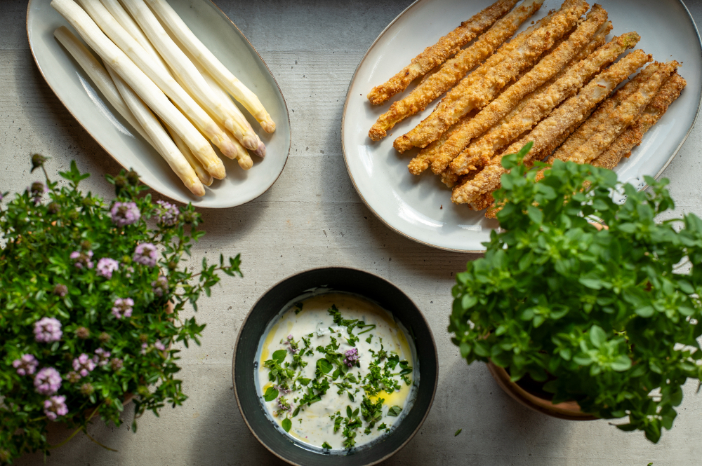 Die Spargel-Saison hat begonnen > Parmesanspargel mit Kräuter-Dip | Wirtschaftsförderung Kreis Kleve