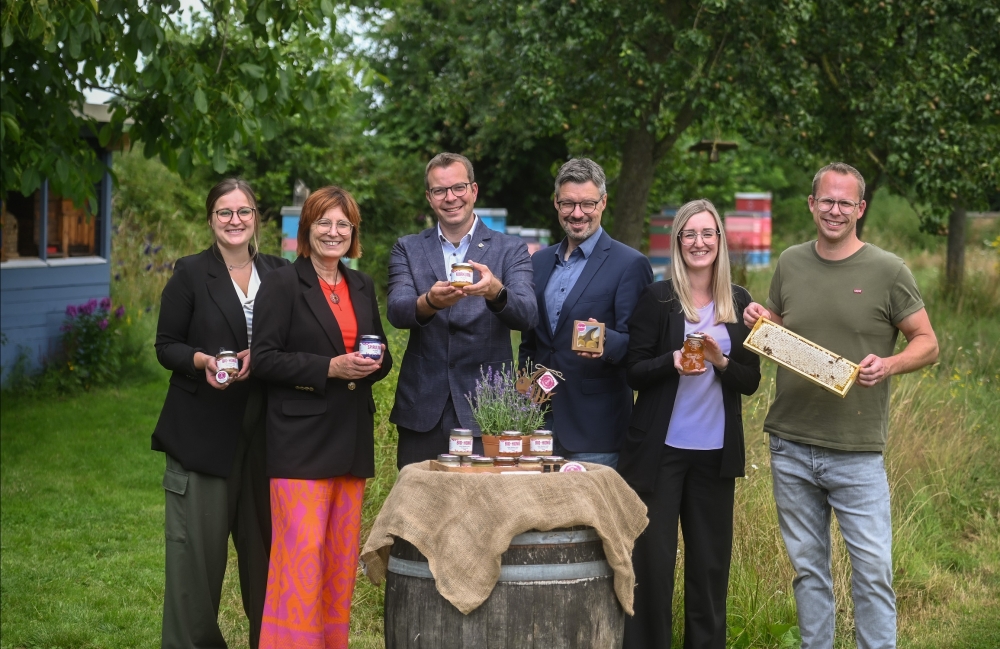 Sommertour 2024: Eine Million Bienen liefern Bio-Honig aus Bedburg-Hau >  | Wirtschaftsförderung Kreis Kleve
