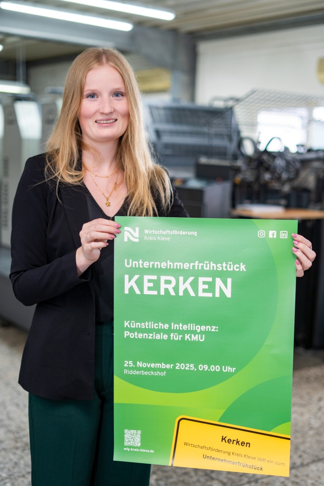 Unternehmerfrühstück in Kerken: So profitieren Firmen von KI > Corinna Strunk von der Wirtschaftsförderung Kreis Kleve präsentiert das Plakat mit der Einladung zum Unternehmerfrühstück in Kerken.  | Wirtschaftsförderung Kreis Kleve