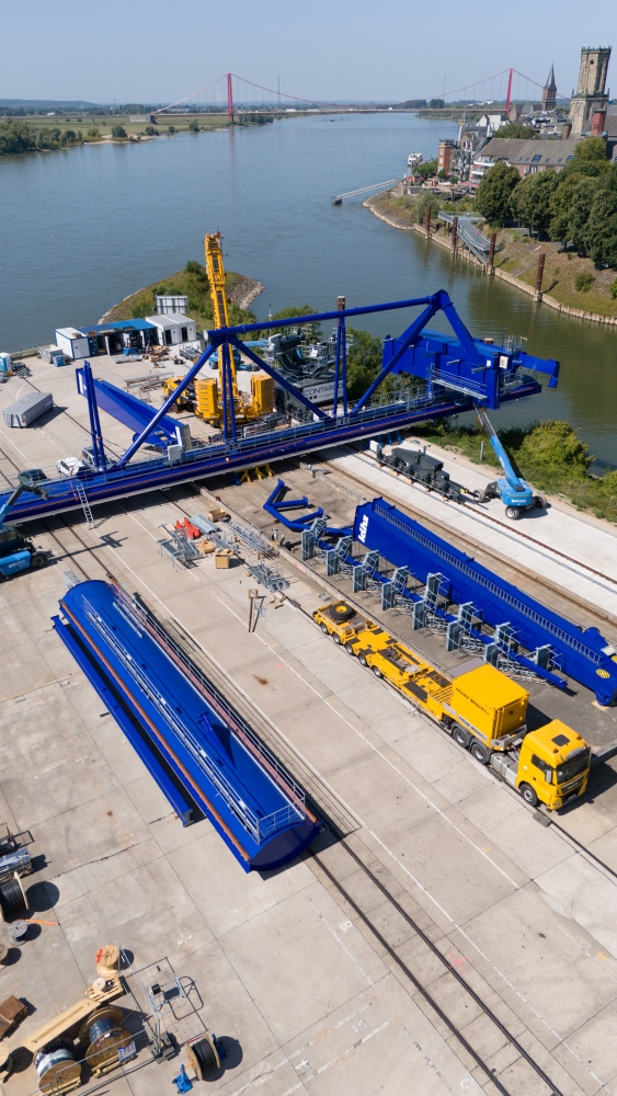 Große Investition macht Warenumschlag am  Emmericher Hafen noch effizienter > Blick auf Kranbrücke  | Wirtschaftsförderung Kreis Kleve