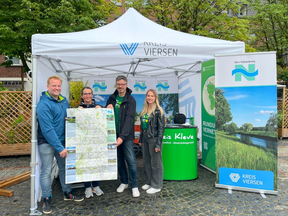 Neue Faltkarte für den grenzüberschreitenden Niers-Radwanderweg > Projektpartner stellen die neue Faltkarte für den Niers-Radwanderweg vor | Wirtschaftsförderung Kreis Kleve